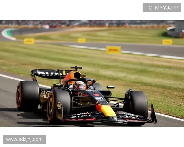 F1赛季激烈竞争再升级 多支车队争夺世界冠军宝座 F1赛季激烈竞争再升级 多支车队争夺世界冠军宝座