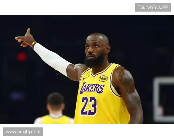 詹姆斯领衔湖人迎战雄鹿 双方全力争夺季后赛席位引热议